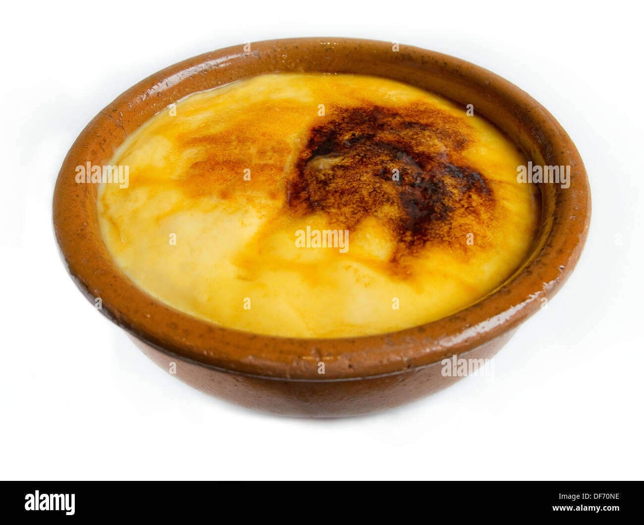 Crema Catalana oder Crème Brûlée in rustikalen Schüssel. Traditionelles Dessert in Frankreich und Katalonien, Spanien. Stockfoto