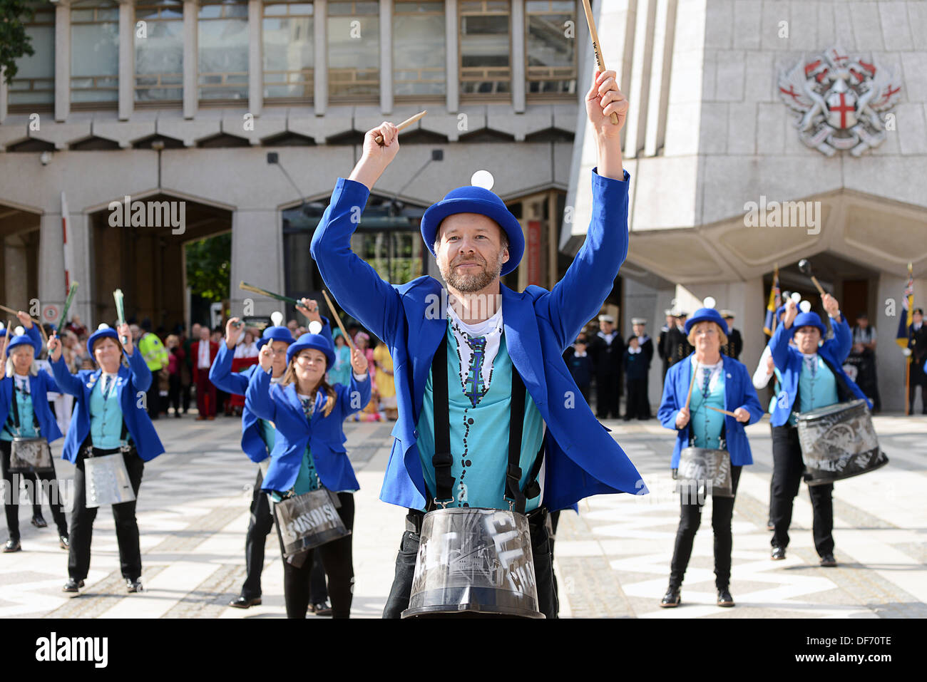 London, UK 28. September 2013: Pandemonium Trommler führt den Tanz beim Herbstball am Guildhall Yard für den Pearly Kings und Queens Erntedankfest. Siehe Li / Alamy Live News Stockfoto