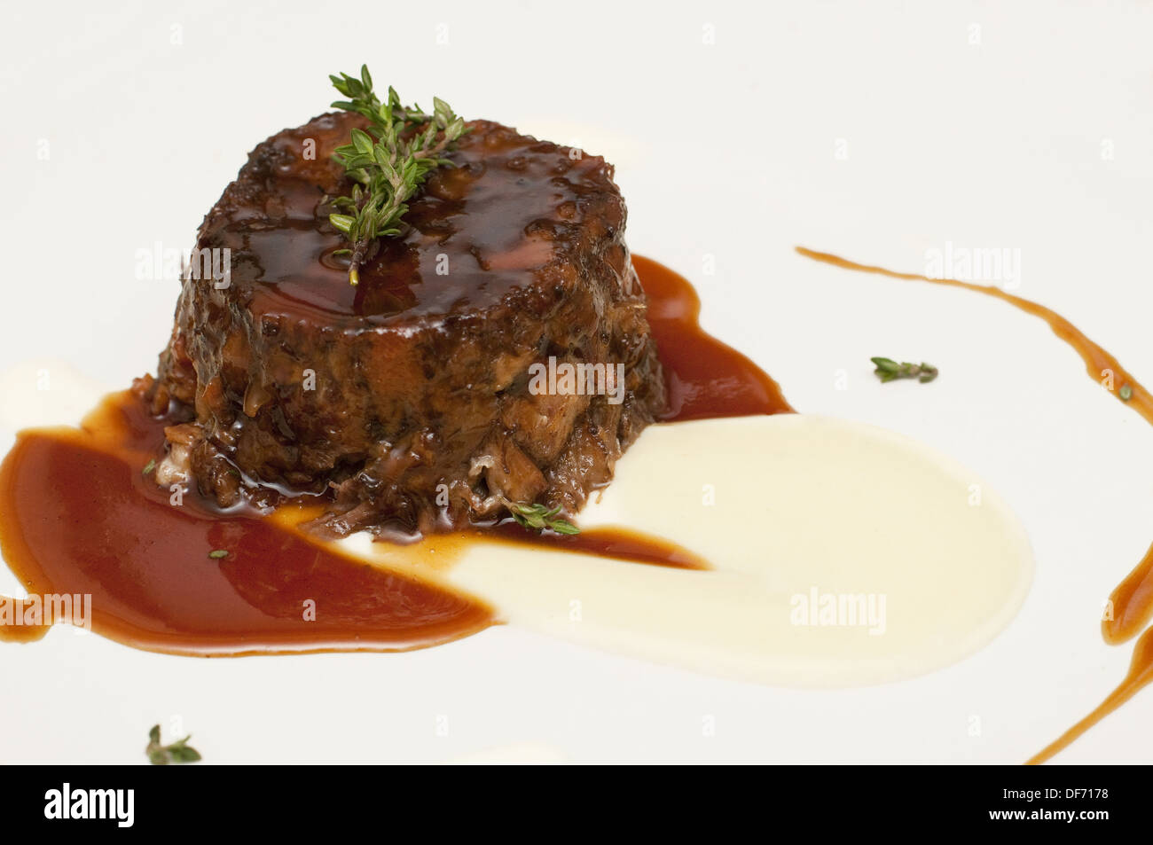 Ochsenschwanz-Eintopf mit Fleisch serviert Sauce und Licht Kartoffelpüree. Europäischen Stil. Stockfoto