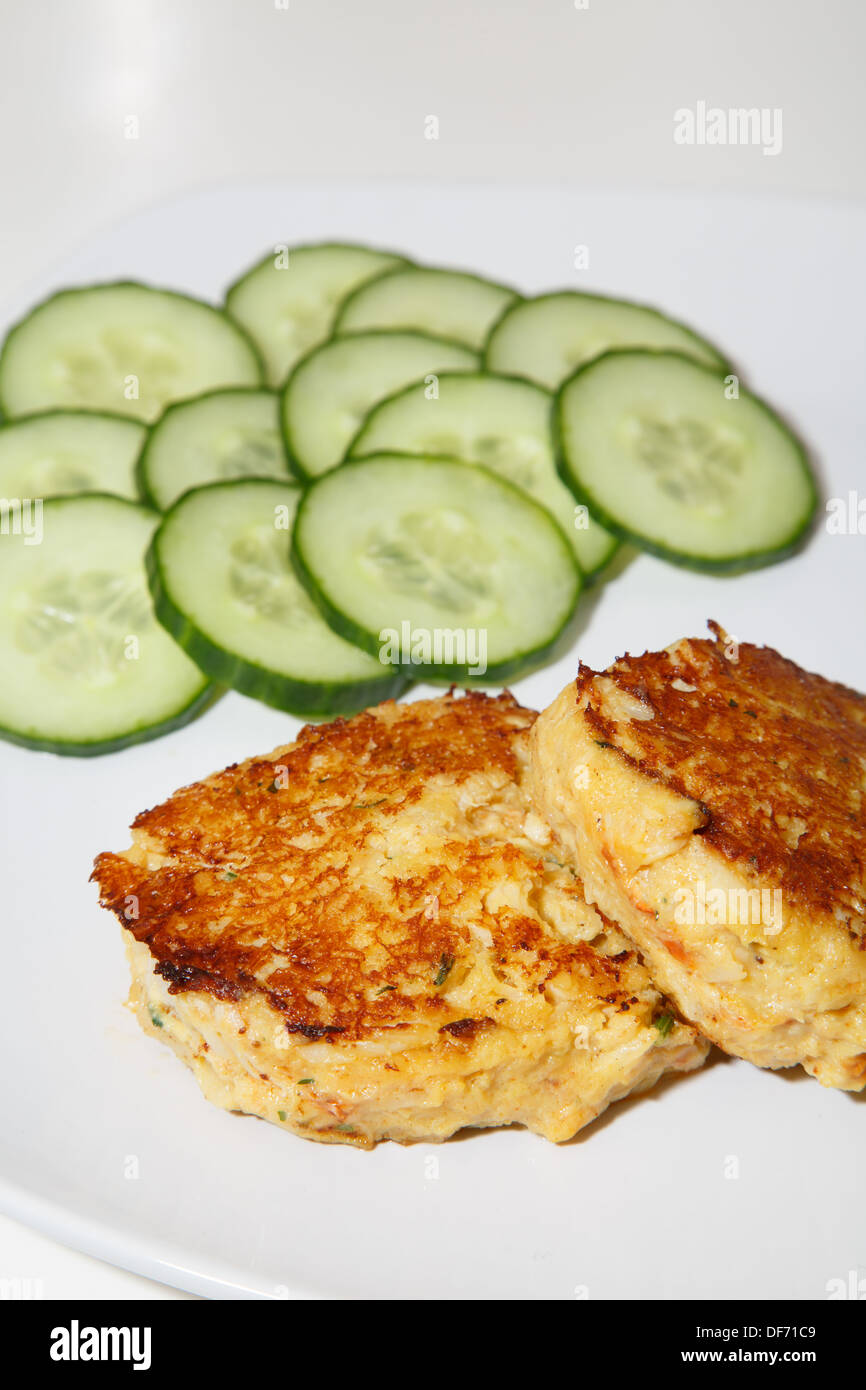 Frische Krabbenkuchen auf einem weißen Teller mit sauce Stockfoto