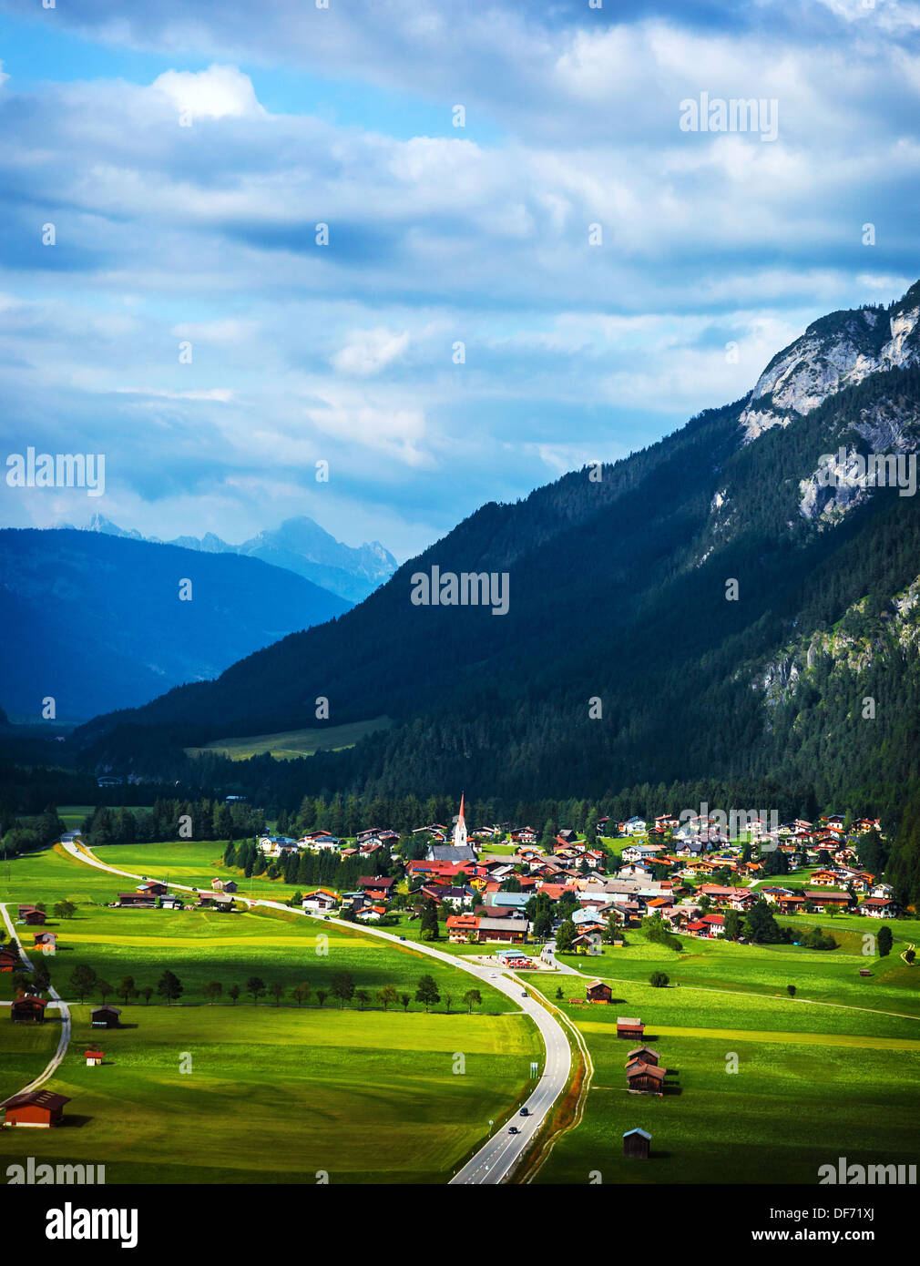 Kleines Dorf in den Bergen, schöne bergige Landschaft, viele gemütliche Häuser, Luxus-Ski-Resort, Aktivurlaub Stockfoto