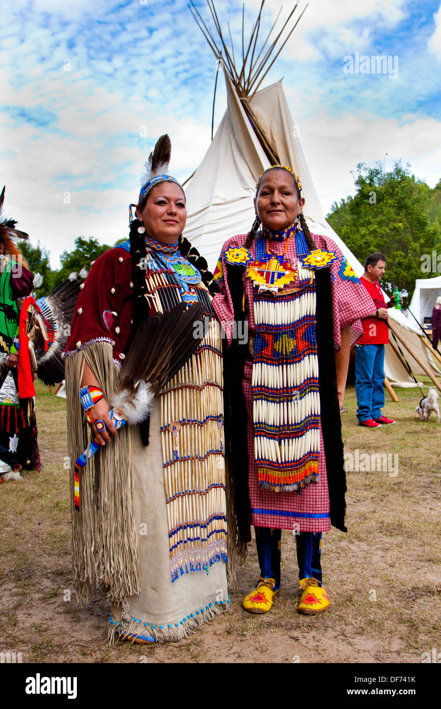 Native American Indian Woman vor Tipi Tipi Stockfoto