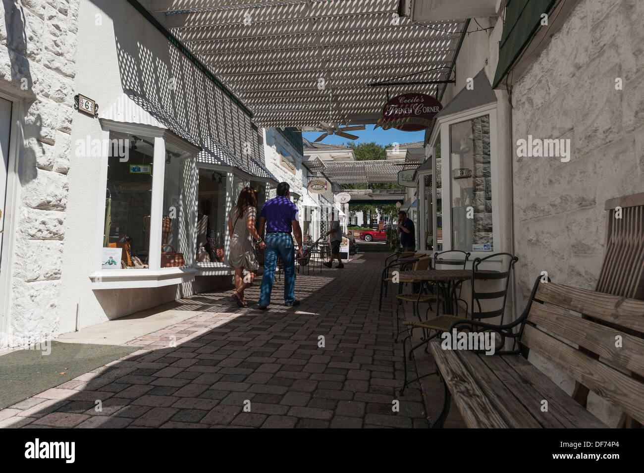 Ein paar zu Fuß durch eine Gasse in Mount Dora, Florida Besuch der kleinen malerischen Boutique Geschenk Geschäfte. Stockfoto