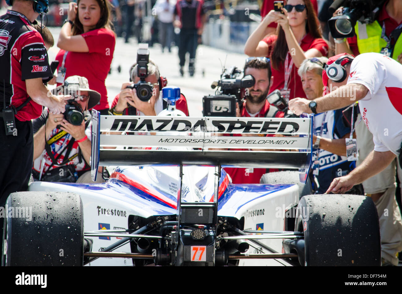 Jack Hawksworth in den Gruben nach dem Gewinn der Baltimore Runden des Rennens Indy Lights in 2013 Stockfoto