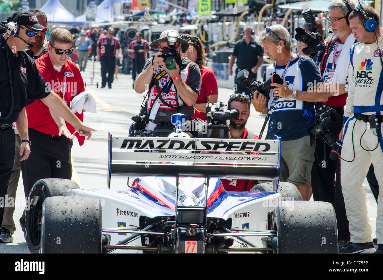 Jack Hawksworth in den Gruben nach dem Gewinn der Baltimore Runden des Rennens Indy Lights in 2013 Stockfoto