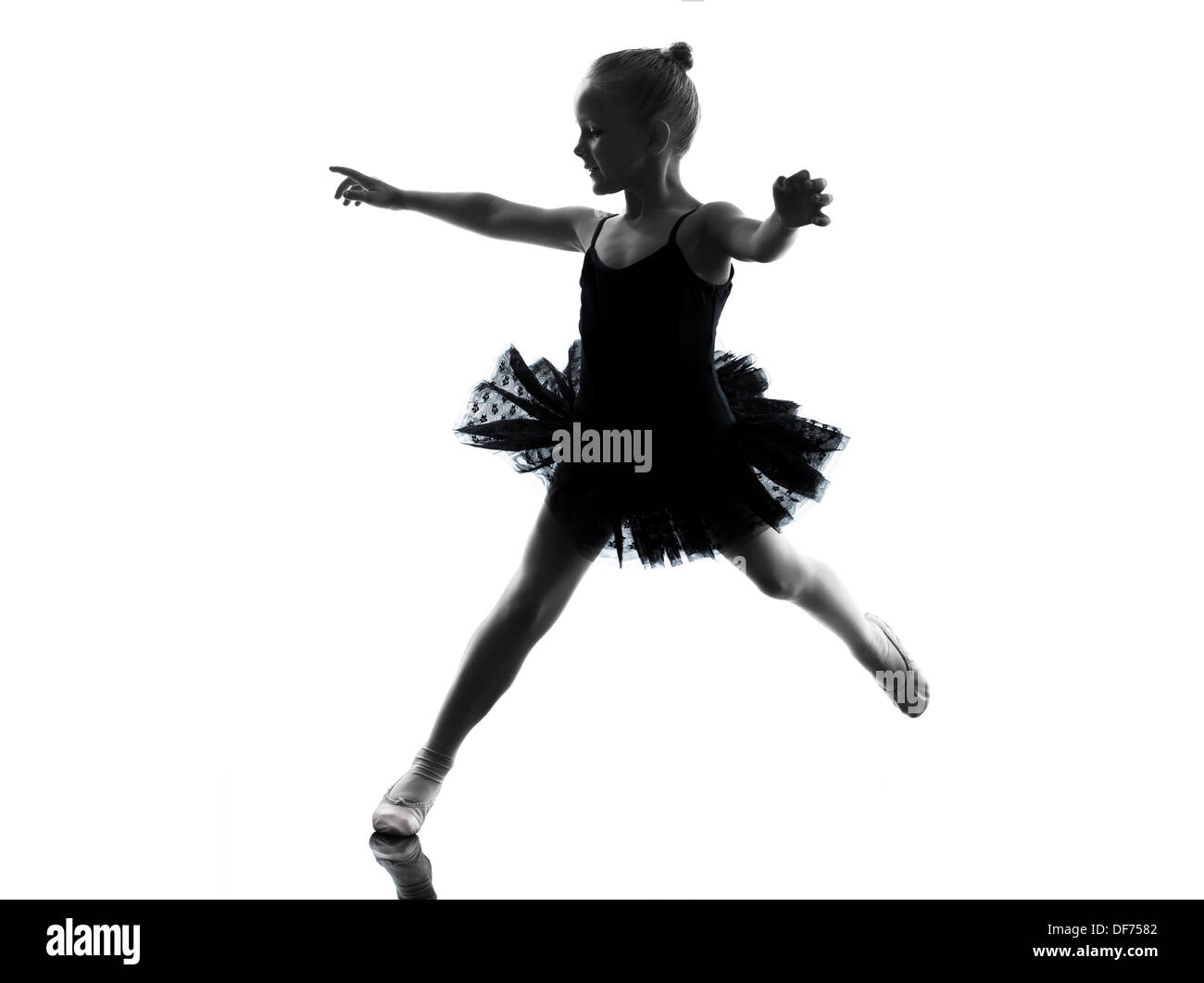 eine kleine Mädchen Ballerina Balletttänzer tanzen in der Silhouette auf weißem Hintergrund Stockfoto