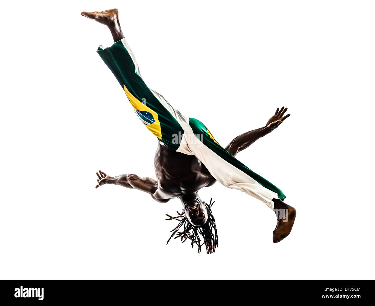 eine brasilianische schwarzer Mann-Tänzer tanzen Capoeira auf weißem Hintergrund Stockfoto