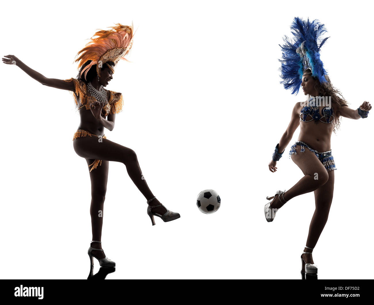 zwei Frauen samba Tänzer spielen Fußball Silhouette auf weißem Hintergrund Stockfoto