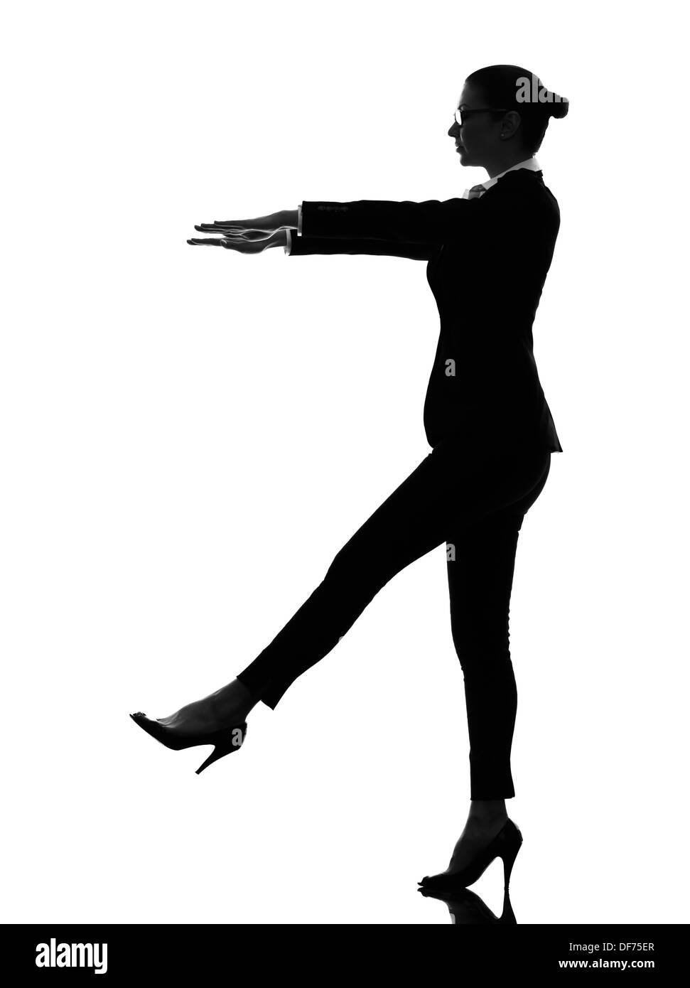 eine Geschäftsfrau Schlafwandeln in Silhouette auf weißem Hintergrund Stockfoto