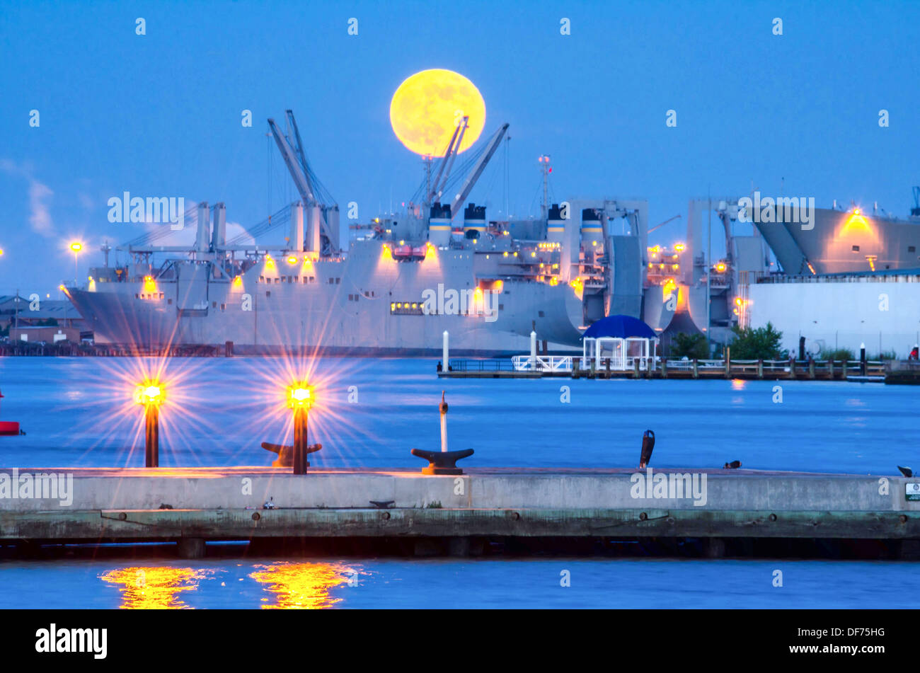 Super Mondaufgang über Baltimore äußeren Hafen Stockfoto
