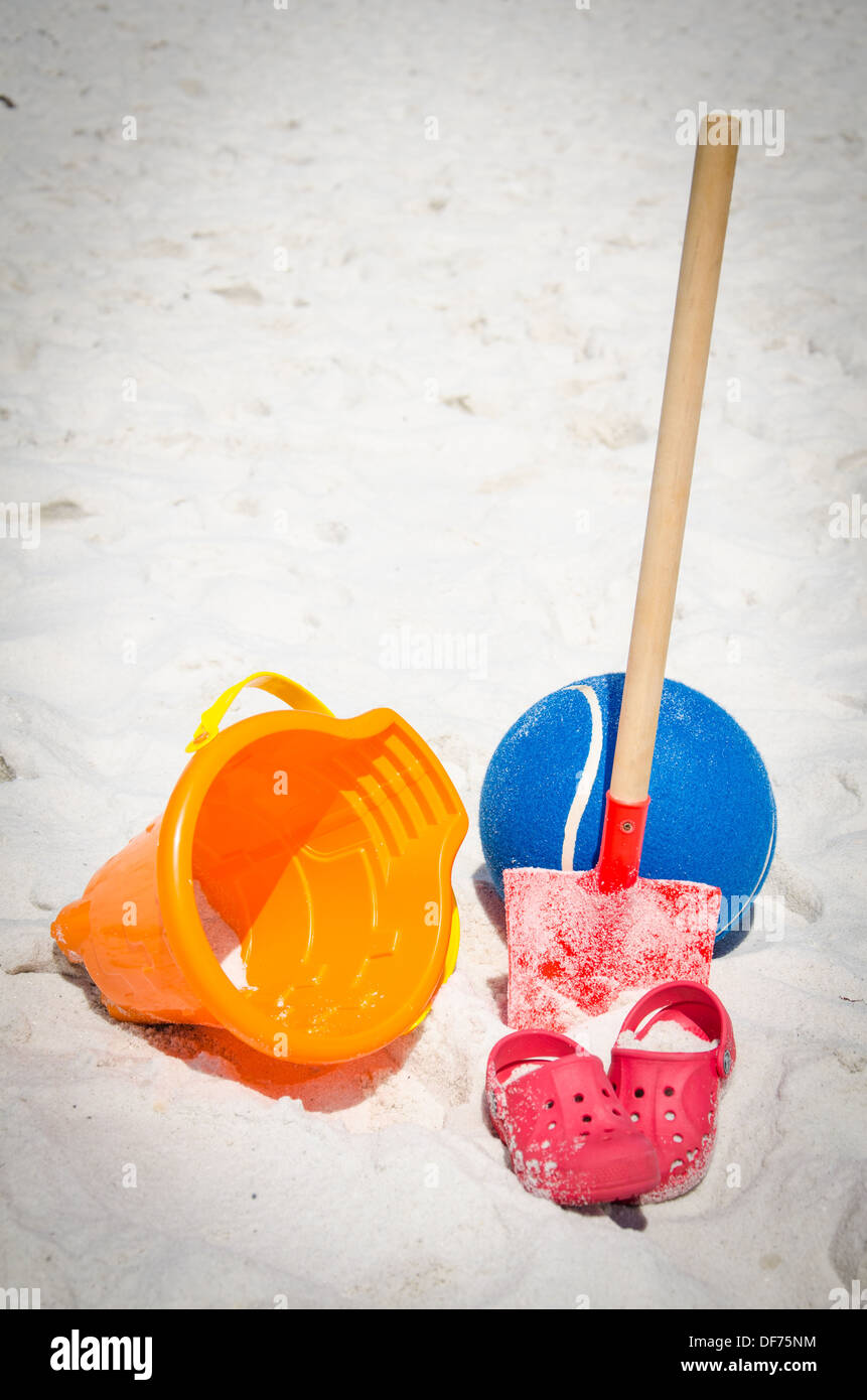 Eimer und Schaufel mit blauen Ball und Krokodile am Strand Stockfoto