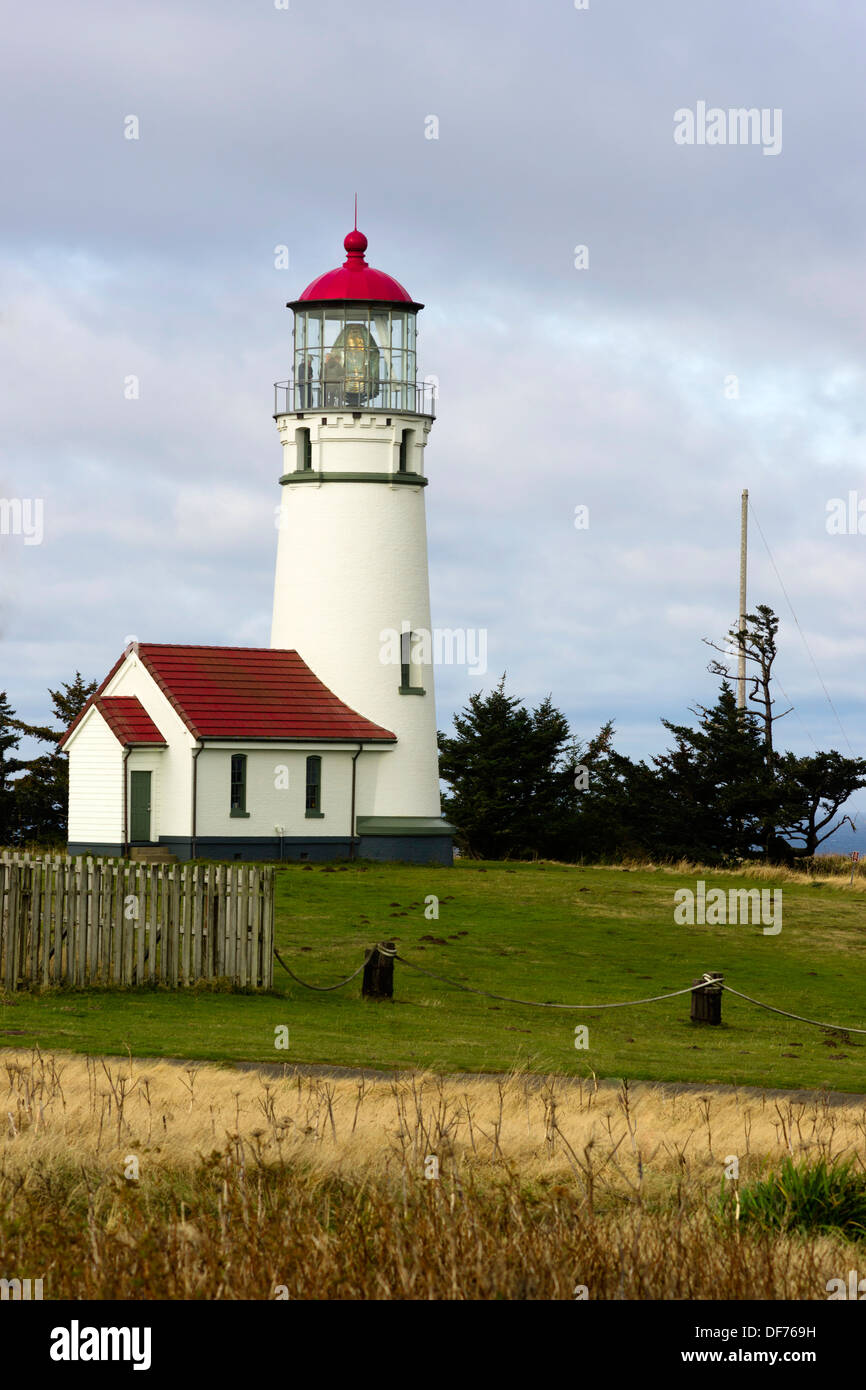 Der historische Cape Blanco nautischen Leuchtturm steht groß in ein Sturm zieht auf Stockfoto