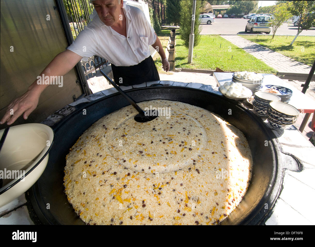 Einen großen Topf mit Plov, einem traditionellen usbekischen Reis Gericht,  vorbereitet im Plov Center in Taschkent Stockfotografie - Alamy