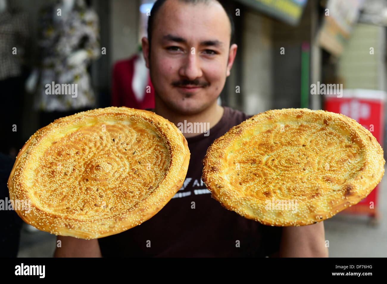 Ein uigurische Bäcker frisch halten gebackenes Naan Brot. Stockfoto