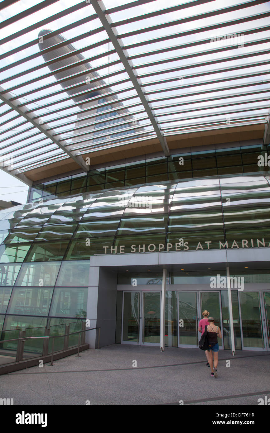 Shoppes Marina Bay Sands Hotel Singapur Shopping Center Eingang Shop Shop Handel paar geben Sie Tageslicht im kaufen Handel Stockfoto