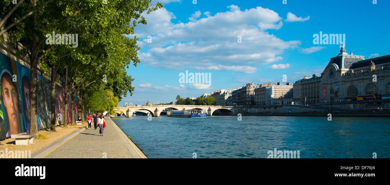 Ein Sommertag auf dem rechten Ufer der Seine, Paris, Frankreich Stockfoto