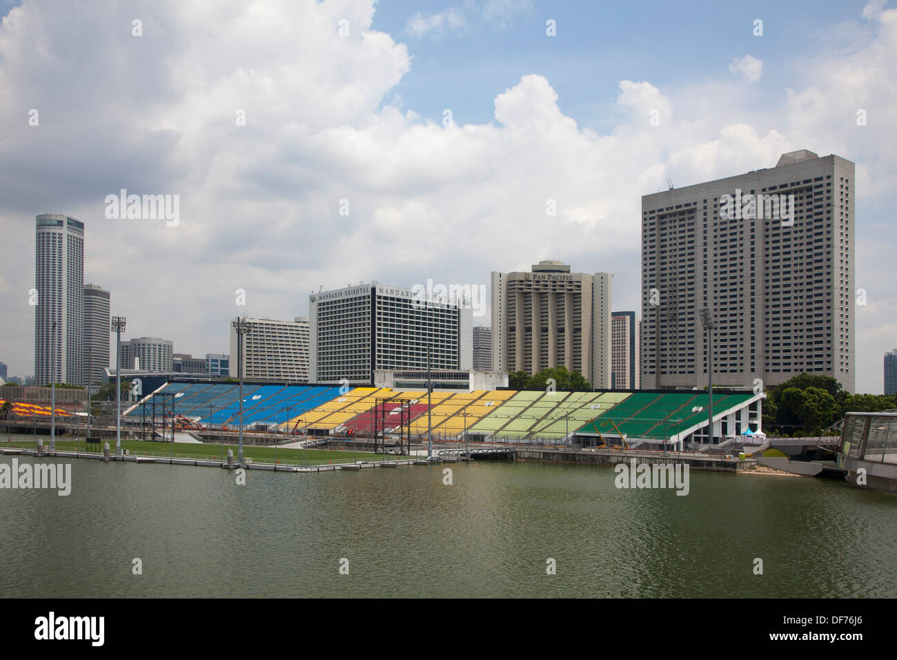 Marina Bay Blick über Singapur Asien Wolkenkratzer Fußball Feld Gebäude macht beeinflussen erhöhte Architektur Geld Stadtmitte Stockfoto