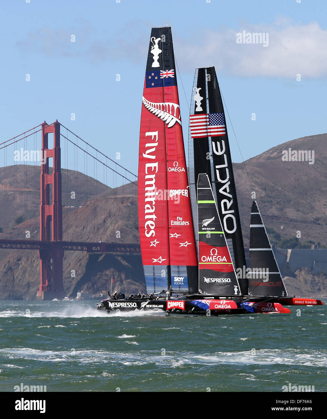 San Francisco, CA, USA. A. 29. September 2013. 25. September 2013 - San Francisco, CA, USA - 25. September 2013: Oracle Team USA Racing 72-Fuß-Katamaran setzt eine frühe führen auf Emirates Team New Zealand während des Wettkampfes in die Gewinner nehmen alle 19. und letzte Rennen des 34. America-Cup-Finale an der San Francisco Bay. Oracle gewann den Cup gewinnen 9 behalten übereinstimmt, 8. Daniel Gluskoter/Cal Sport Media © Csm/Alamy Live-Nachrichten Stockfoto