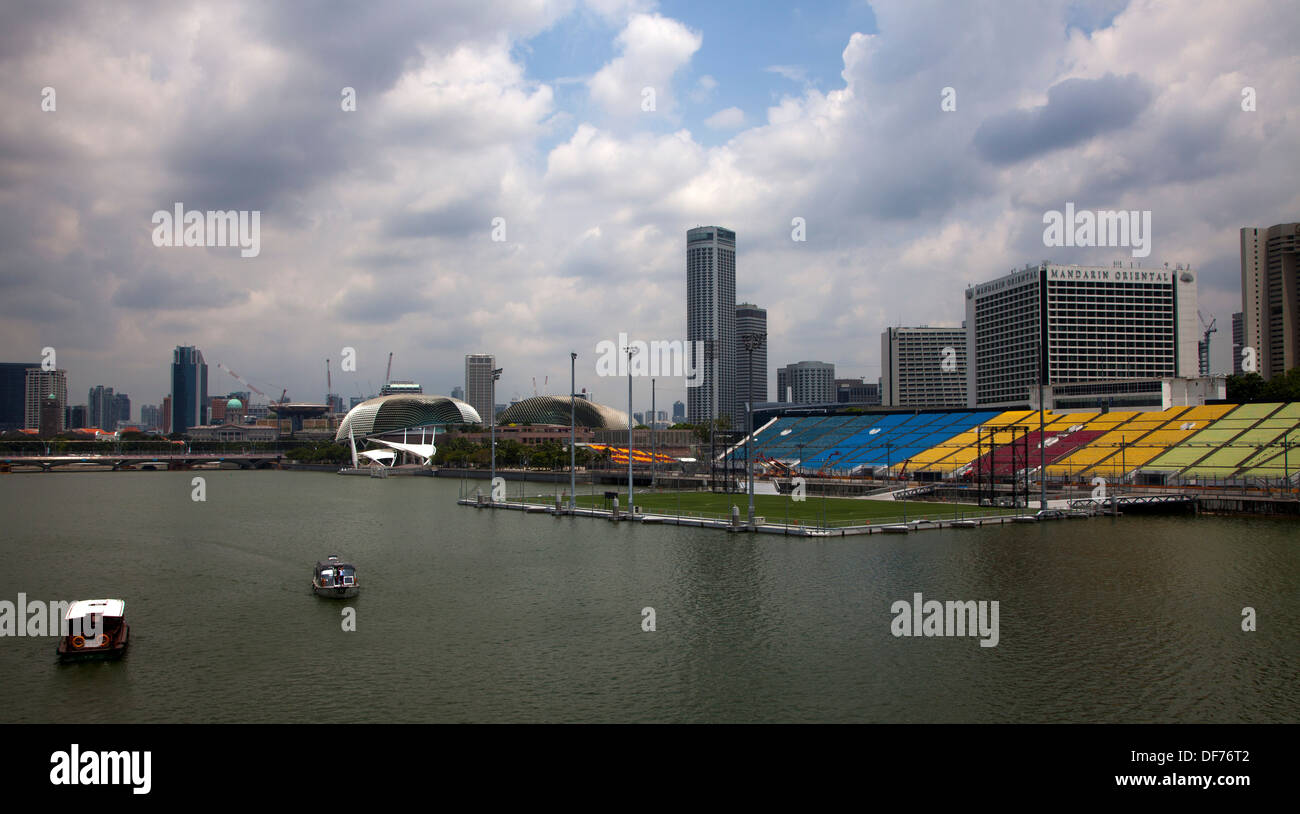 Marina Bay Blick über Singapur Asien Wolkenkratzer Fußball Feld Gebäude macht beeinflussen erhöhte Architektur Geld Stadtmitte Stockfoto