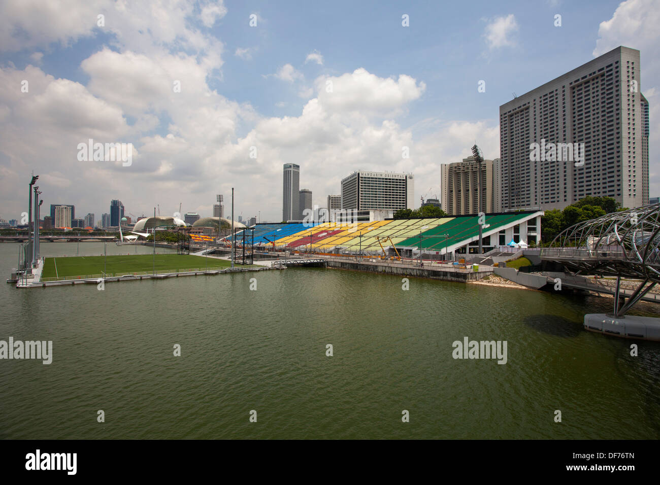 Marina Bay Blick über Singapur Asien Wolkenkratzer Fußball Feld Gebäude macht beeinflussen erhöhte Architektur Geld Stadtmitte Stockfoto