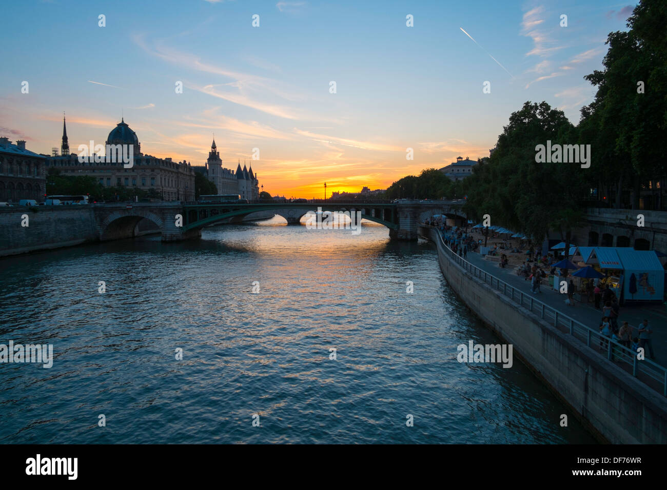 Sonnenuntergang über der Seine, Paris, Frankreich Stockfoto