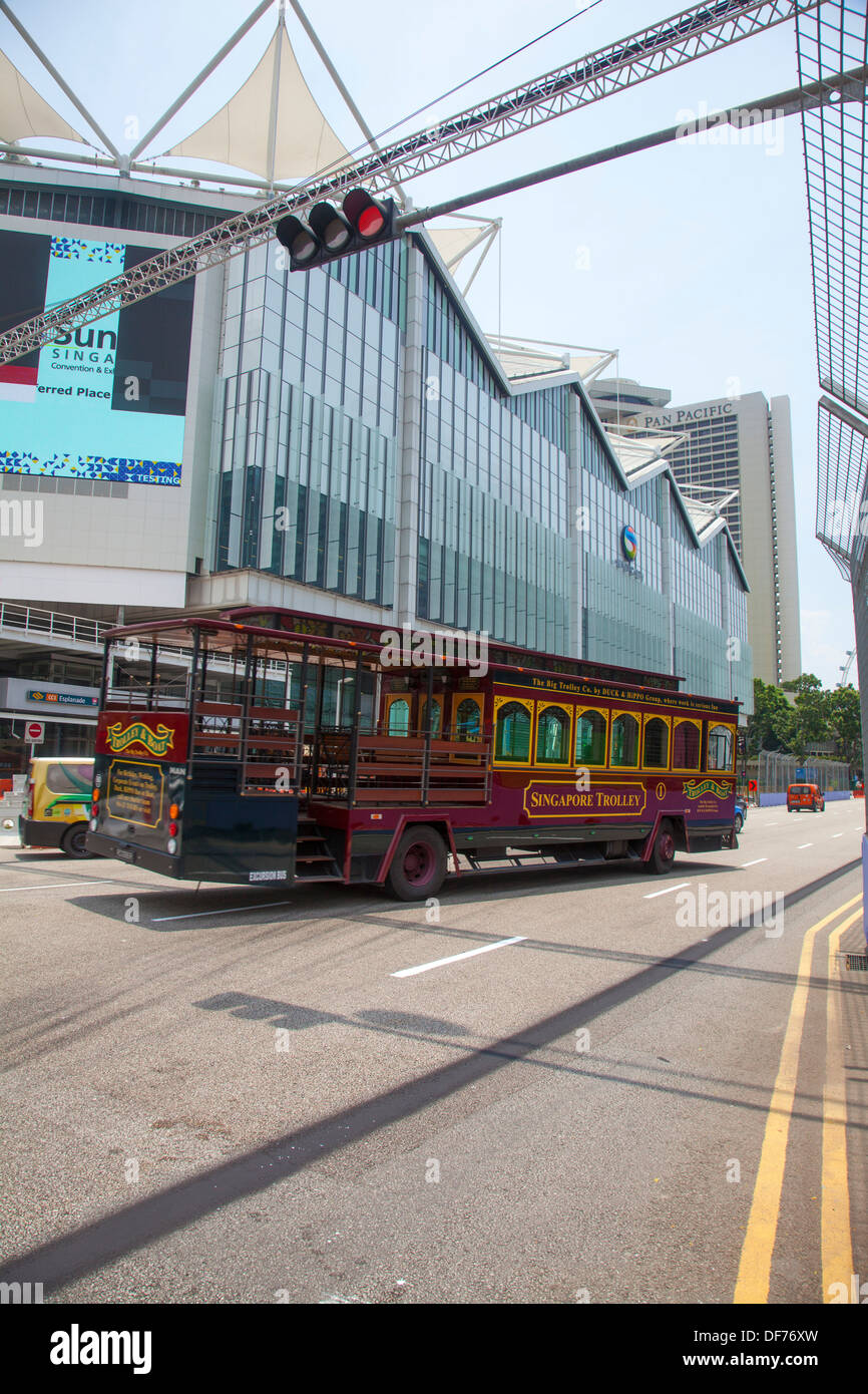 Trolley-Singapur Stadt Asien alte rote Transport unter dem Motto Attraktion Tour Ansicht touristischen Klimaanlage halb offenen pendeln Reise erkunden Stockfoto