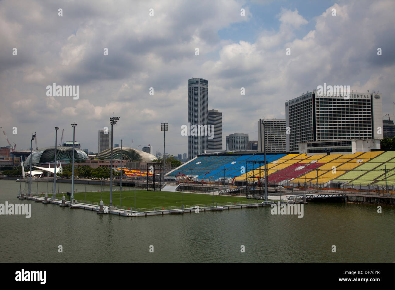 Marina Bay Blick über Singapur Asien Wolkenkratzer Fußball Feld Gebäude macht beeinflussen erhöhte Architektur Geld Stadtmitte Stockfoto