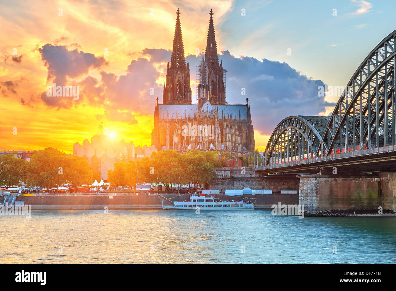 Köln bei Sonnenuntergang Stockfoto