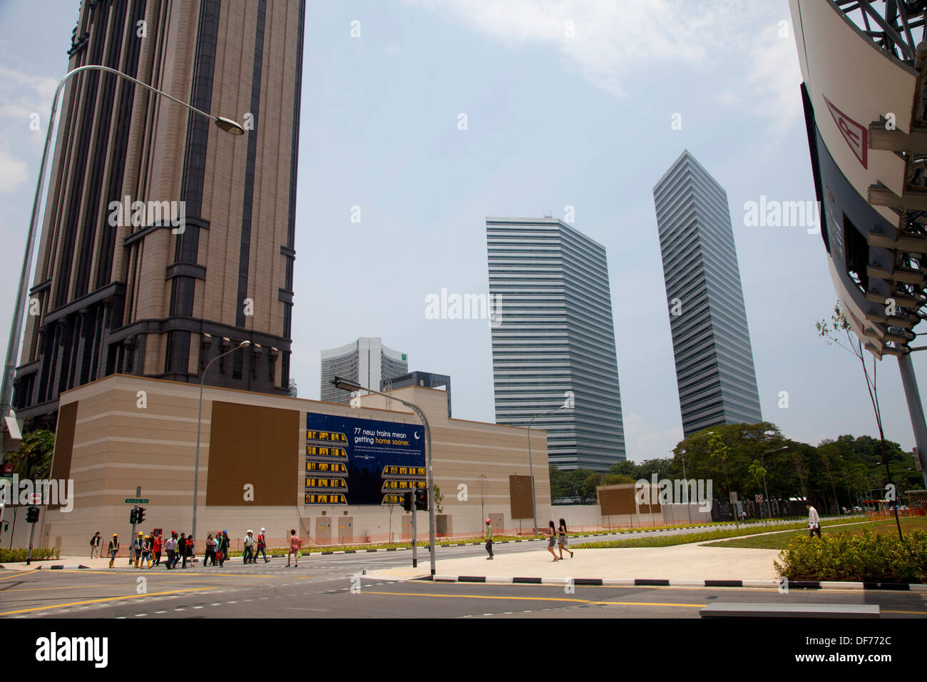 Singapur Stadt Wolkenkratzer Straße Ampel Asien hohe Hochhäuser zeitgenössische Kreuzung Leuchten Asien Szene Nachbarschaft Stockfoto
