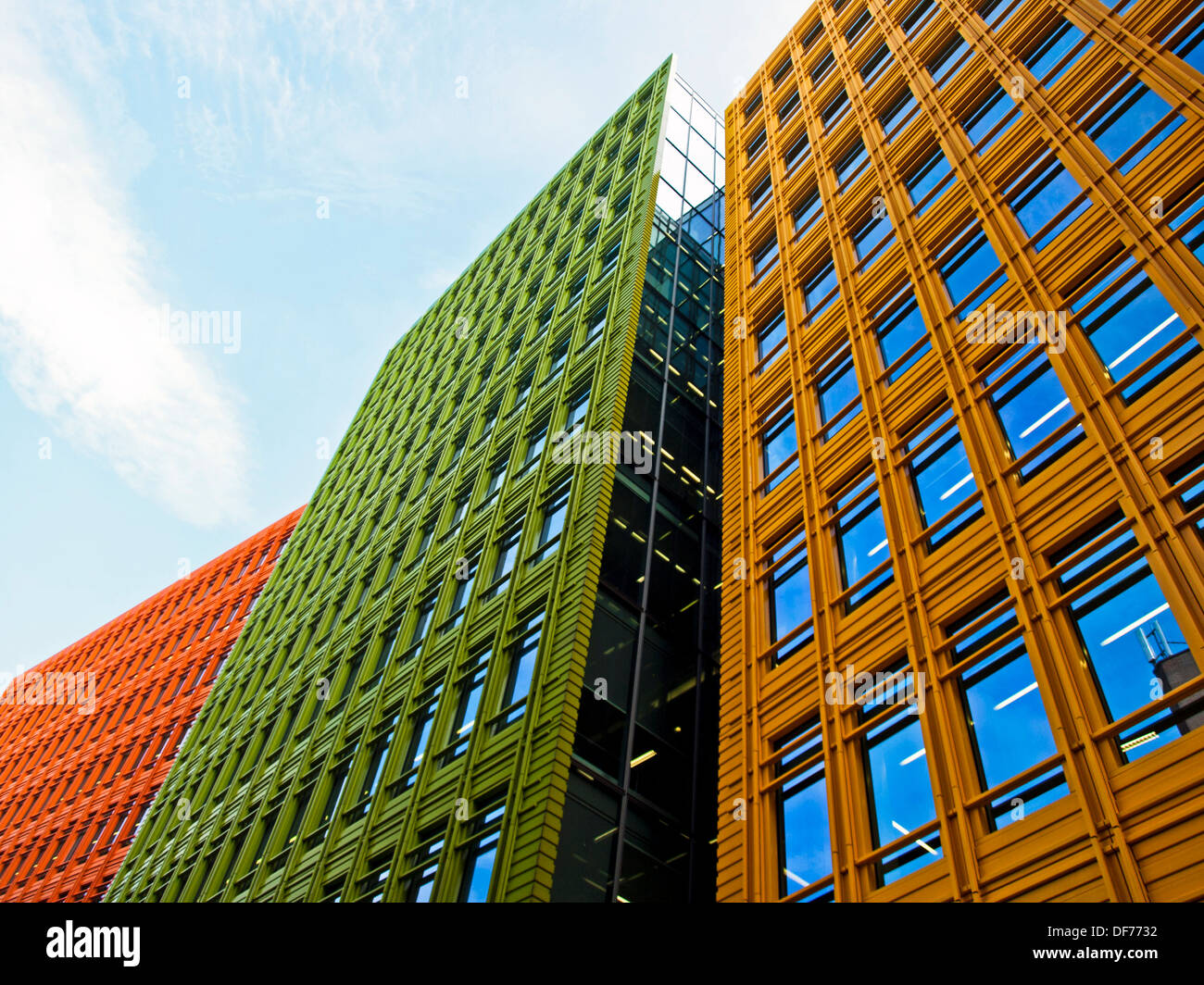 Fassade des Central Saint Giles, entworfen vom italienischen Architekten Renzo Piano, Giles High Street, London, England, Vereinigtes Königreich Stockfoto