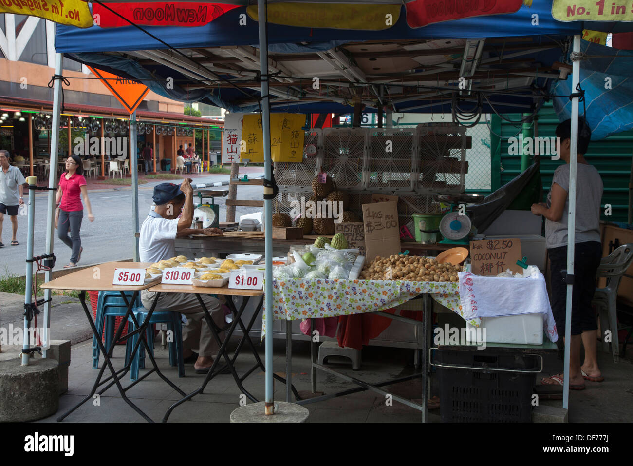 Straße Kiosk verkaufen Essen schnell Singapur Stadt Asien kaufen Geruch praktisch umgangen touristischen Spaziergang durch Menschen Bürger Mann Essen Stockfoto