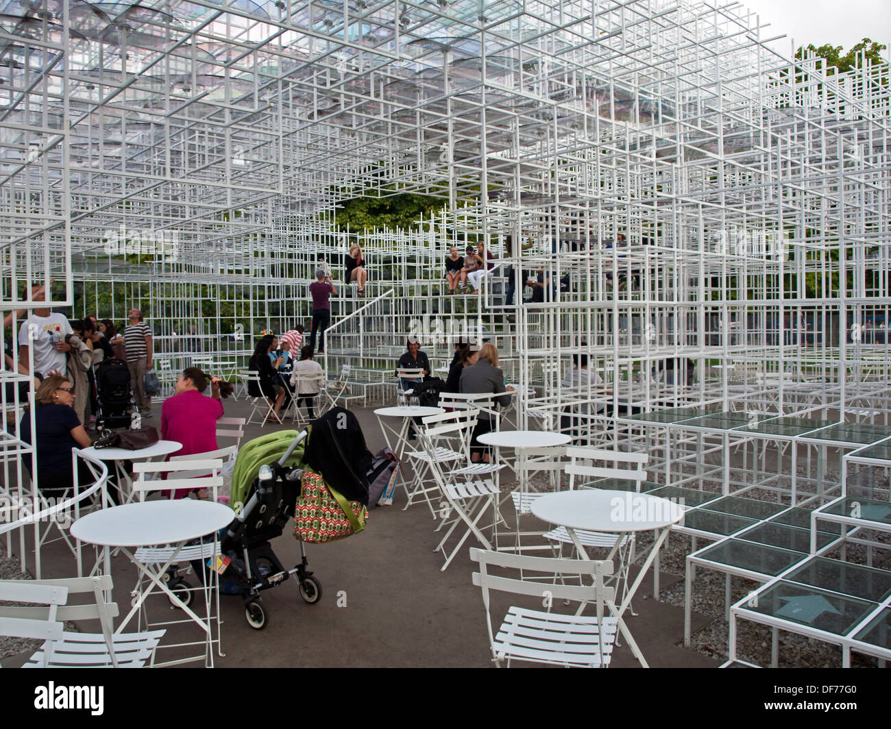 Die 2013 temporären Pavillon des japanischen Künstlers Sou Fujimoto an der Serpentine Gallery in Kensington Gardens, London, England, UK Stockfoto