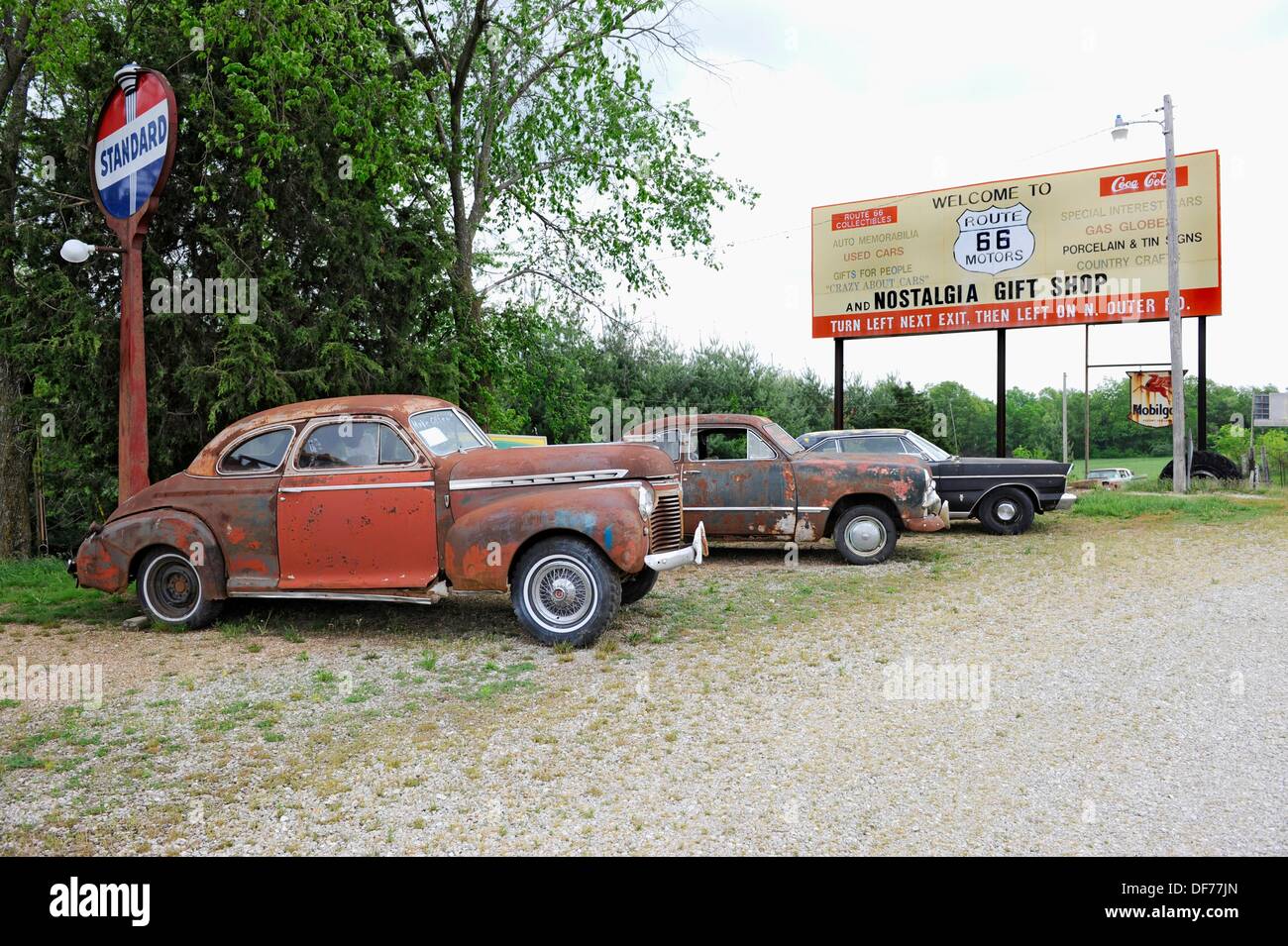 Oldtimer und Gas Zeichen an Nostalgie Geschenk Shop Rolla Missouri entlang der Route 66 Stockfoto