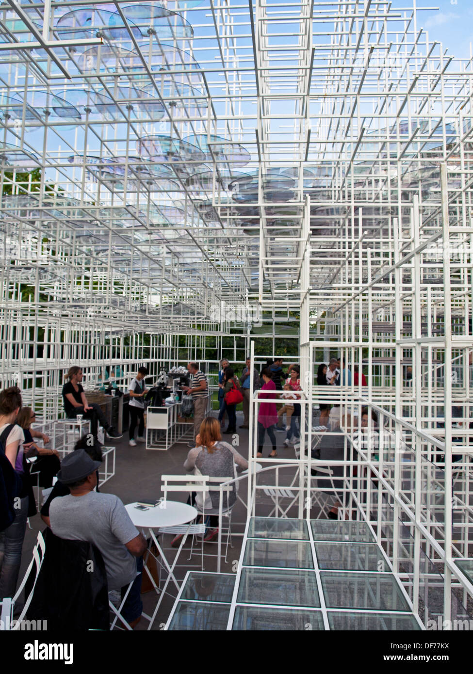 Die 2013 temporären Pavillon des japanischen Künstlers Sou Fujimoto an der Serpentine Gallery in Kensington Gardens, London, England, UK Stockfoto