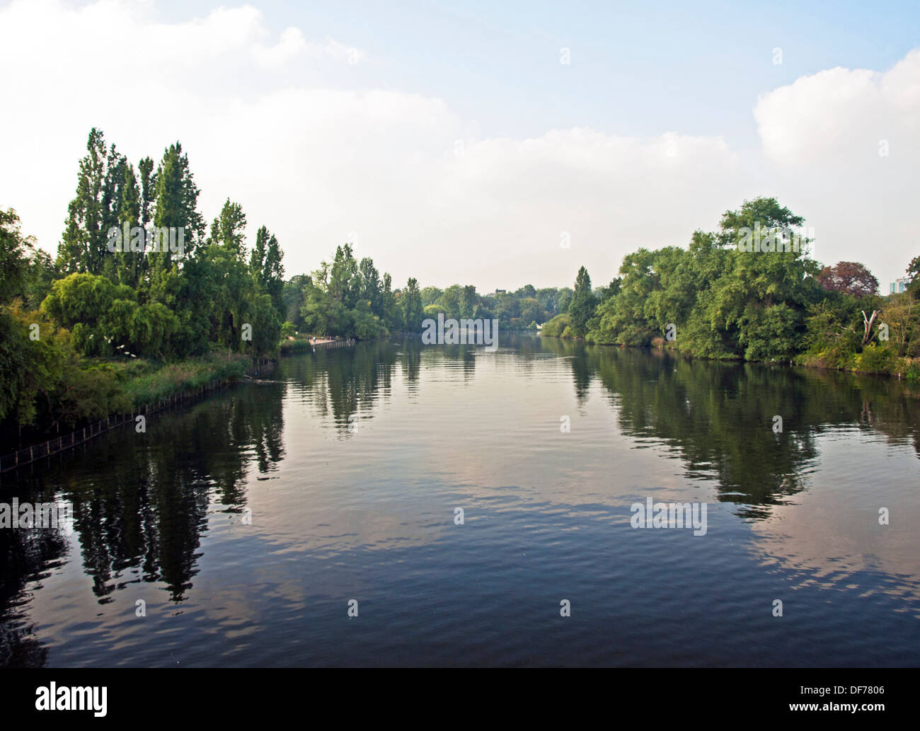 Der Serpentine River im Hyde Park an einem trüben Nachmittag, London, England, Vereinigtes Königreich Stockfoto