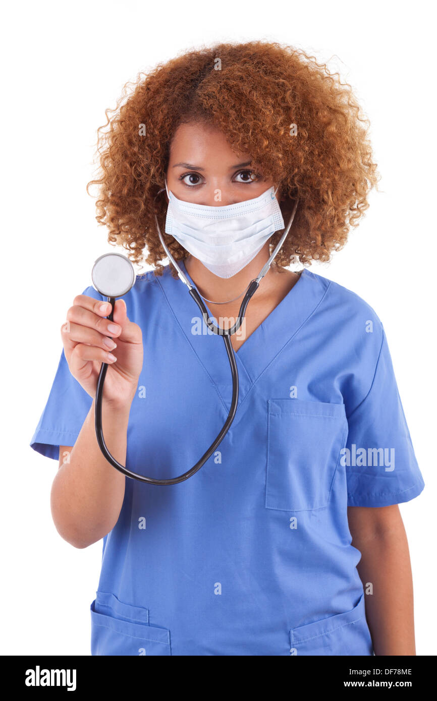 Afrikanische amerikanische Krankenschwester hält ein Stethoskop, isoliert auf weißem Hintergrund - schwarze Menschen Stockfoto