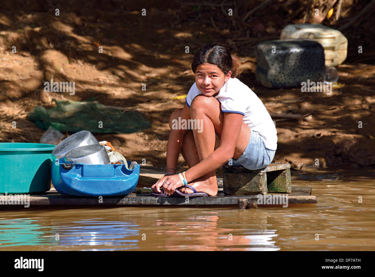 Brasilien, Pantanal: Native Mädchen beim Abwasch am Ufer des Rio Mutum Stockfoto