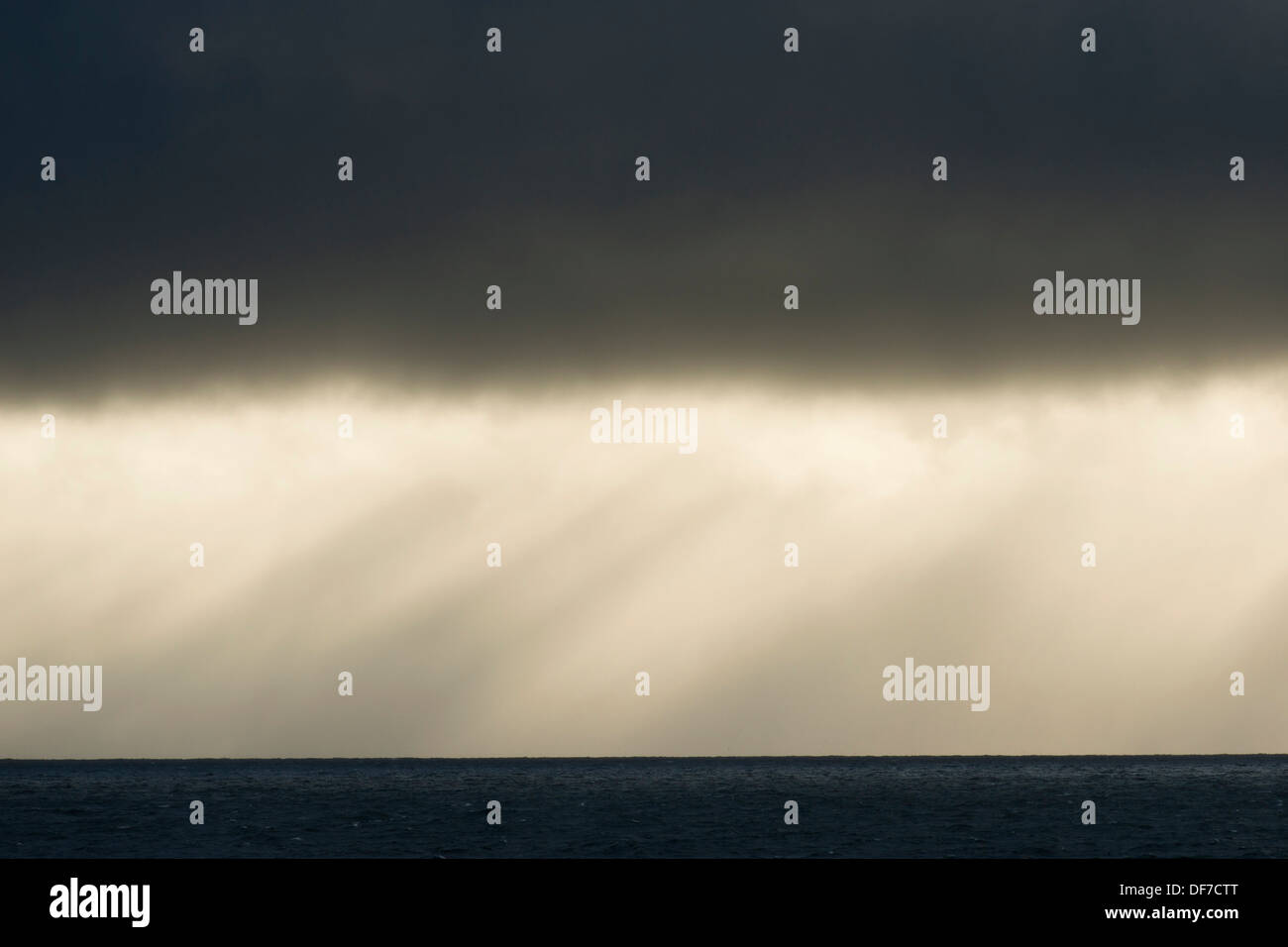 Schleier der Regen am Horizont, dunkle Wolken über dem Meer, Nordpolarmeer, Spitzbergen Insel, Inselgruppe Svalbard Stockfoto