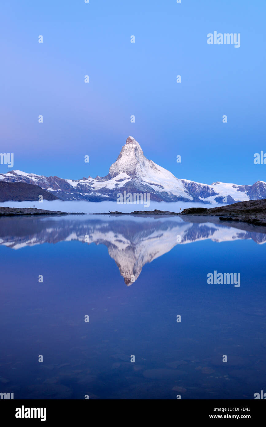 Mt-Matterhorn spiegelt sich in Stellisee See in der Abenddämmerung, Zermatt, Kanton Wallis, Schweiz Stockfoto