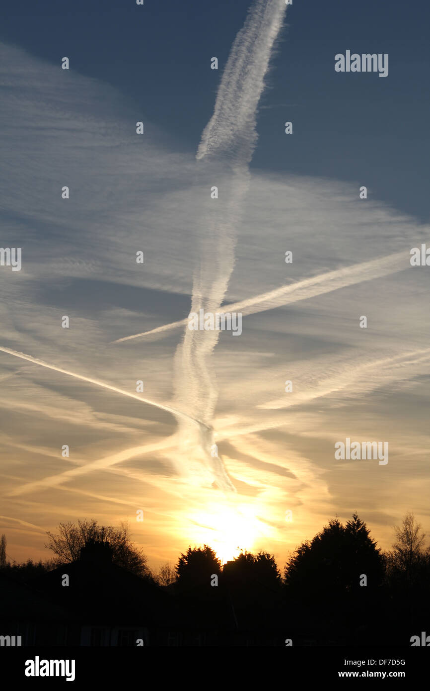 Sonnenaufgang Sonnenuntergang vor einem überwiegend blauen Himmel mit Flugzeug Motor Wanderwege... gestreift am Morgen des japanischen Tsunami getroffen Stockfoto