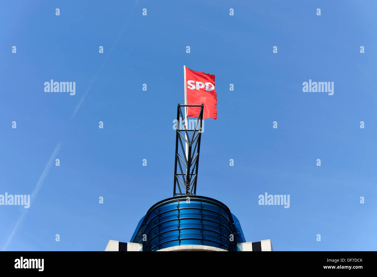 SPD-Flagge auf dem Willy Brandt Gebäude, Sitz der SPD, Berlin, Berlin, Deutschland Stockfoto