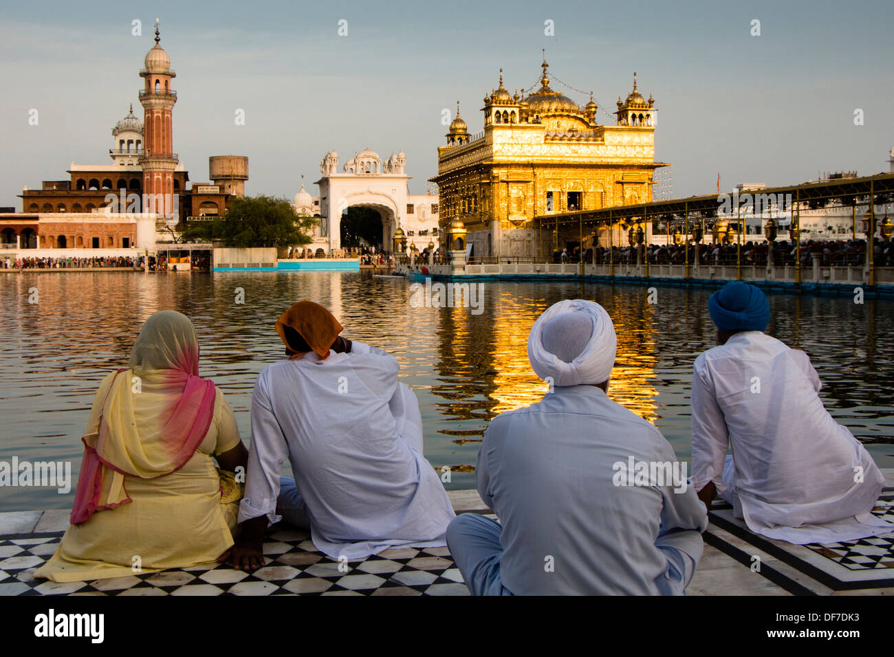 Sikh-Pilger sitzen vor Harmandir Sahib oder Goldener Tempel, Amritsar, Punjab, Indien Stockfoto