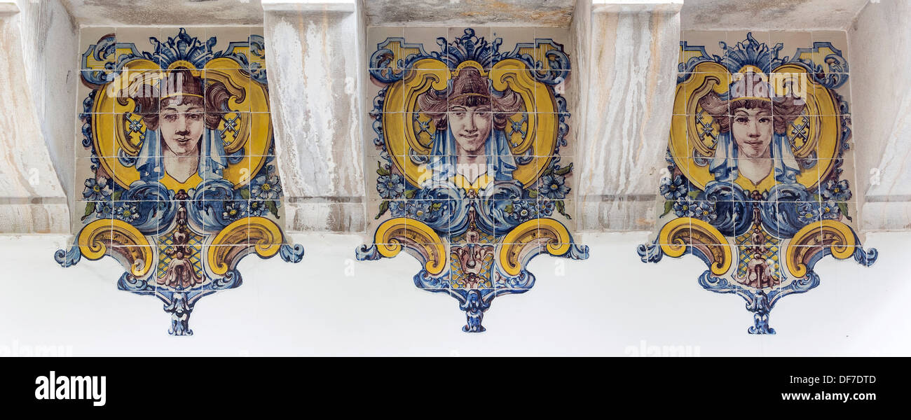 Bemalte Azulejos Kacheln, Jugendstil, Frauen Köpfe, Sintra, Distrikt Lissabon, Portugal Stockfoto