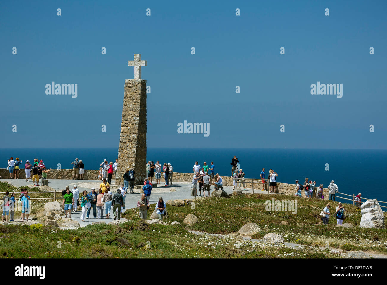 Touristen am Cabo da Roca, der westlichste Punkt des europäischen Kontinents, Cabo da Roca, Colares, Distrikt Lissabon, Portugal Stockfoto