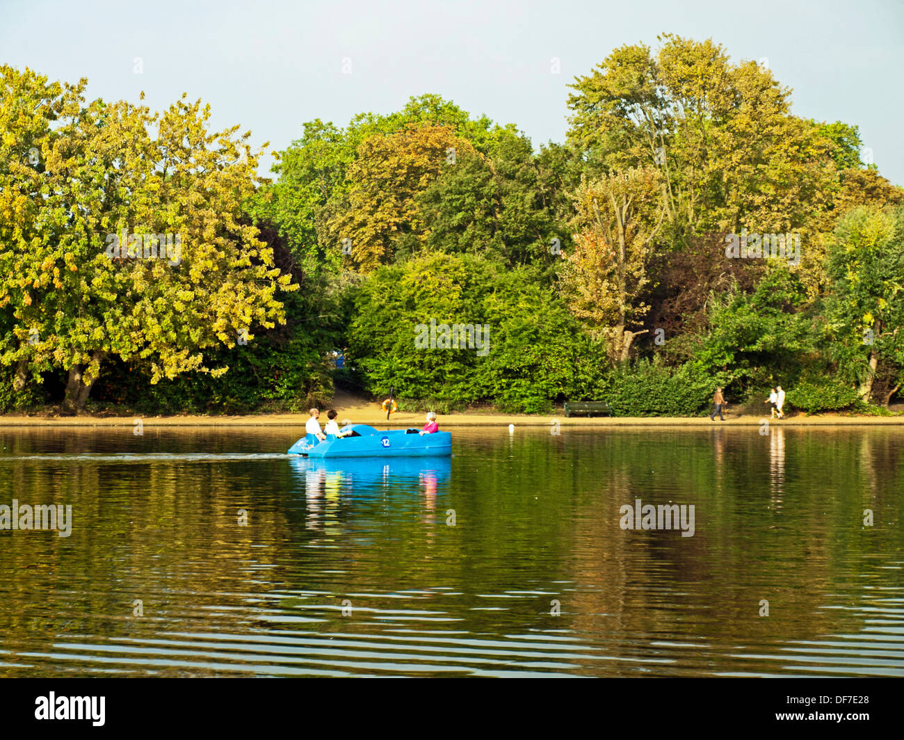 Tretboot auf der Serpentine River, Hyde Park, London, England, Vereinigtes Königreich Stockfoto