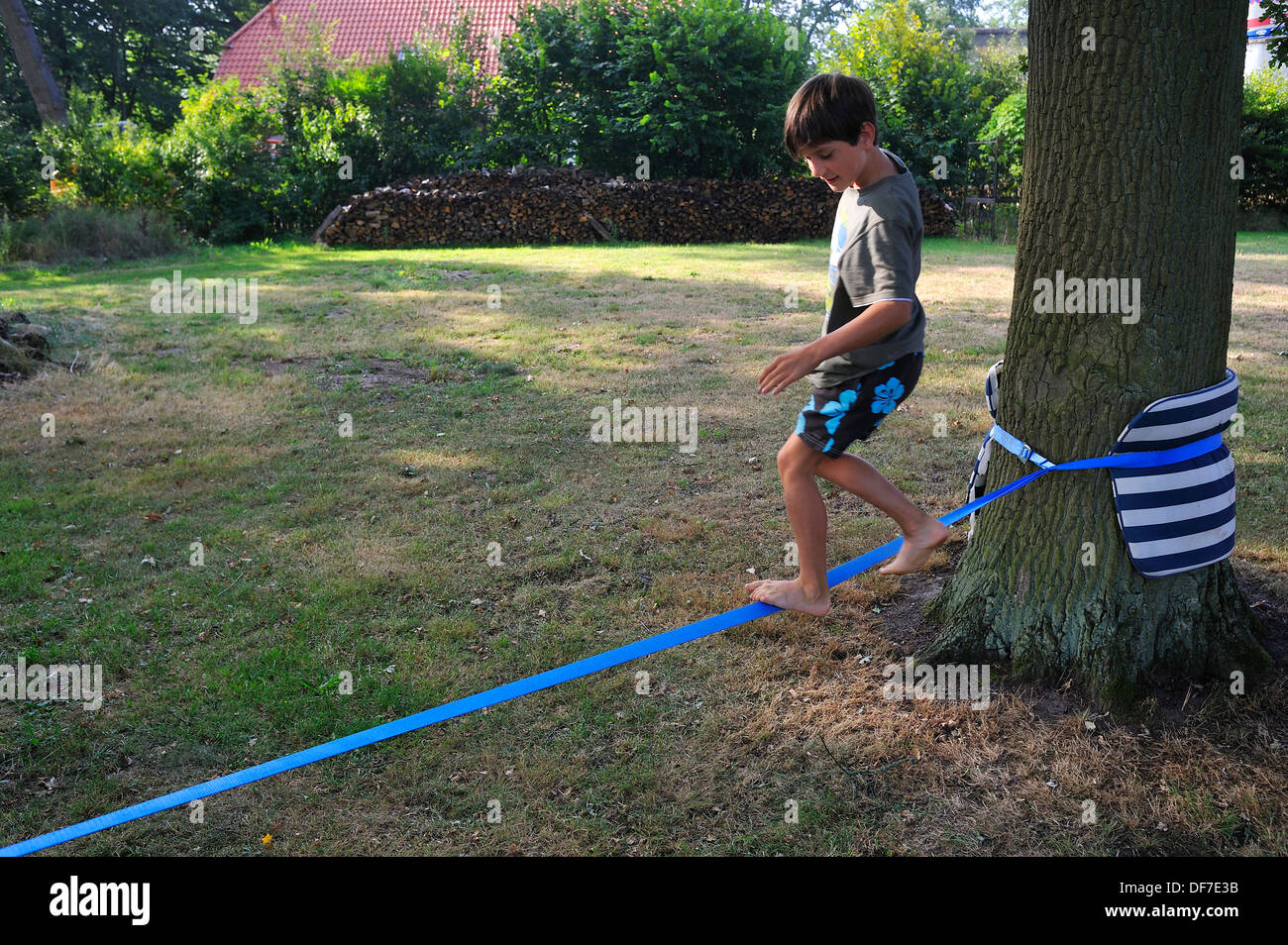 Junge, 9 Jahre, balancieren auf einer Slackline, Vögelsen, Niedersachsen, Deutschland Stockfoto