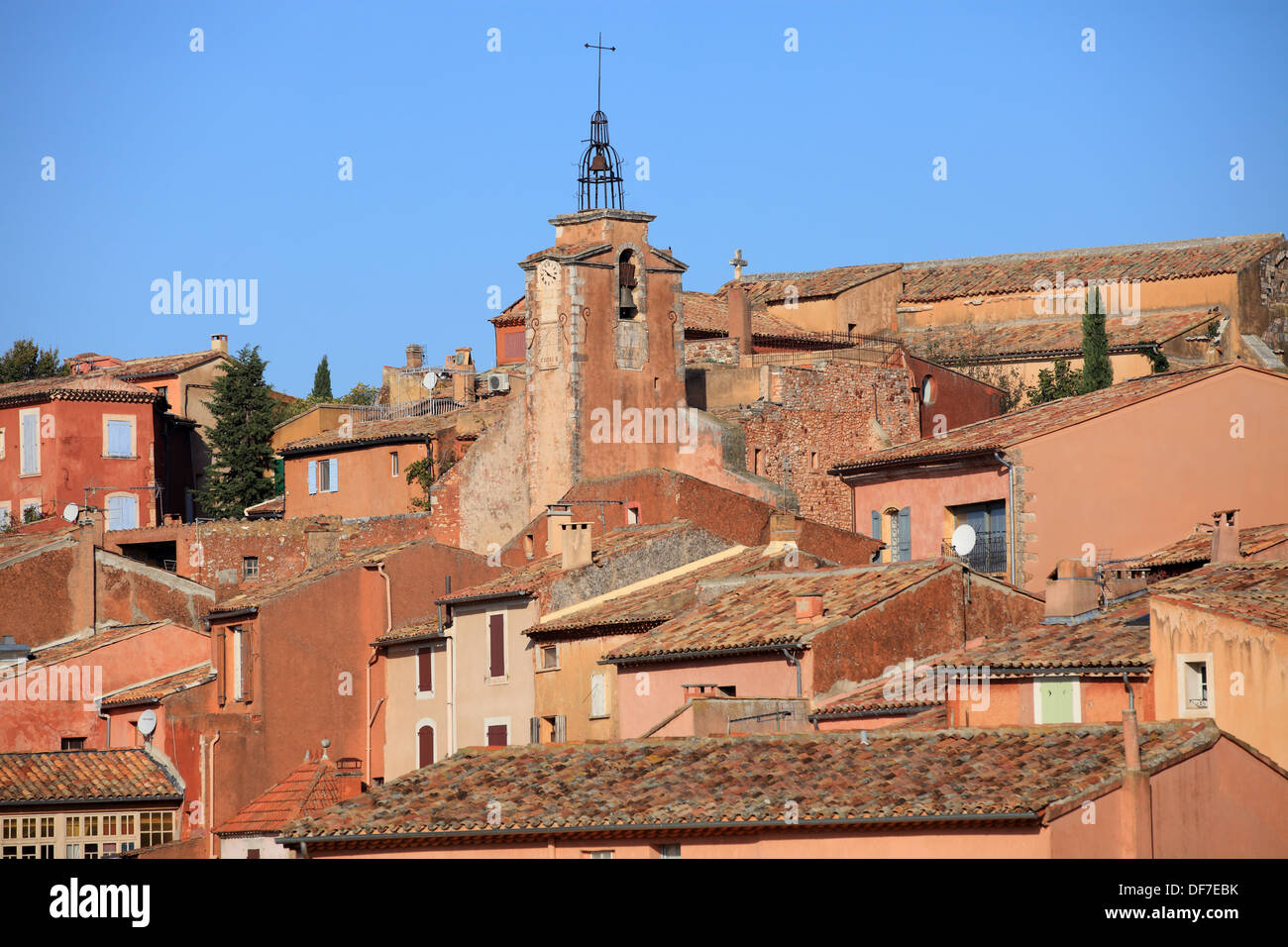 Das Dorf Roussillon mit den spektakulären Ocker Steinbruch im Vaucluse, Provence. Stockfoto