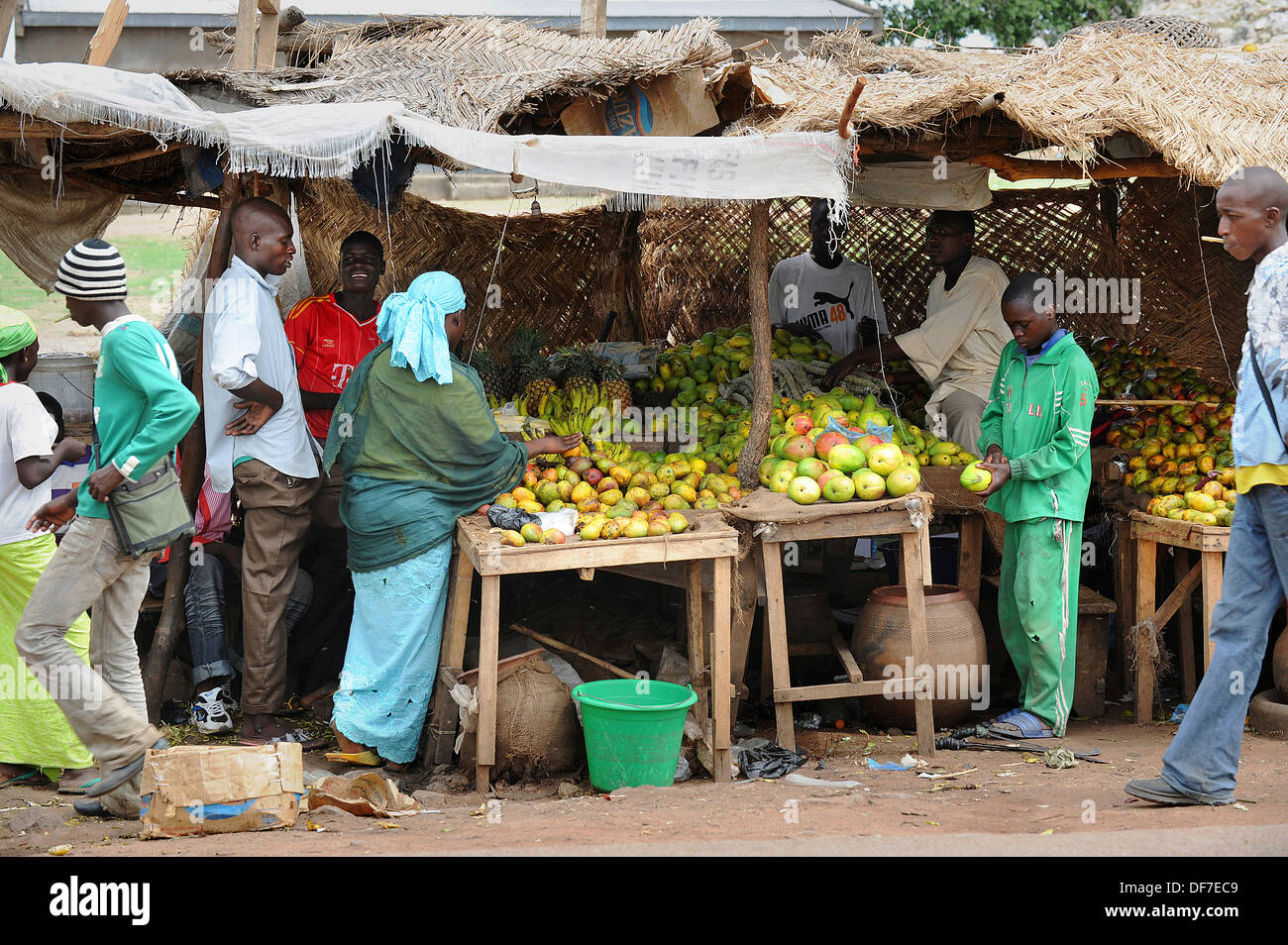 Stall mit Obst und Gemüse an einer Durchfahrtsstraße, Garoua, Region Nord-Kamerun Stockfoto