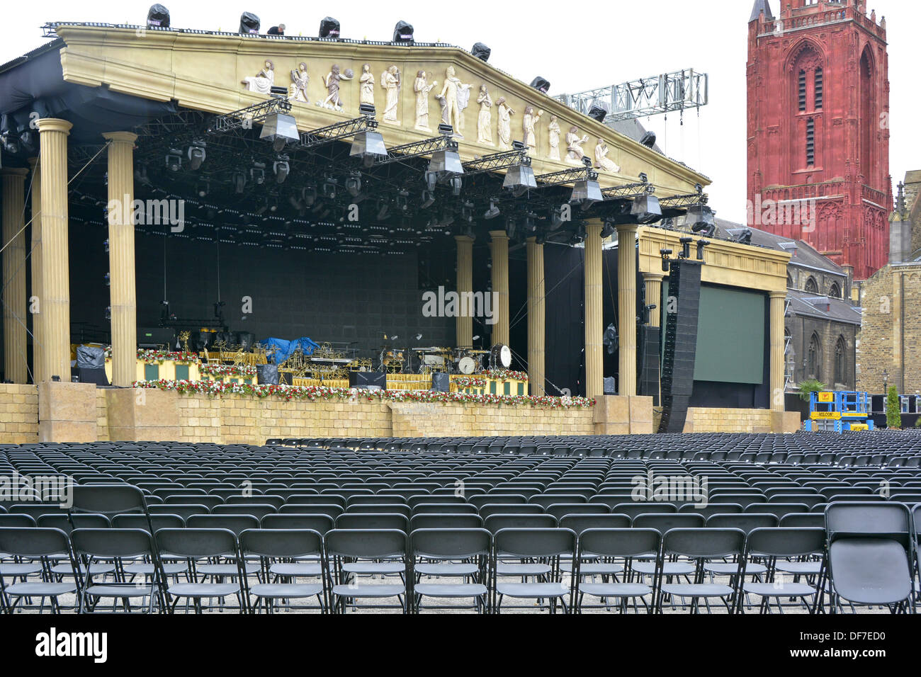 Maastricht Vrijthof Square temporäre Bühne und Sitzplätze auf dem Stadtplatz bereit für Andre Rieu Sommerkonzert in Limburg Niederlande Europa EU Stockfoto