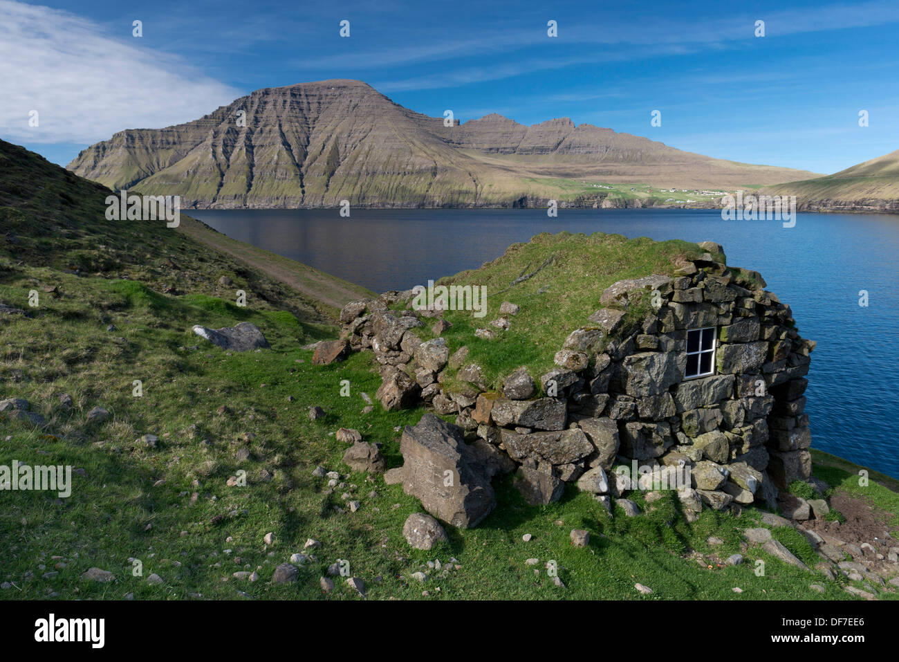 Altes Steinhaus auf einem Fjord, Norðoyar, Borðoys, Dänemark, Färöer Inseln Stockfoto